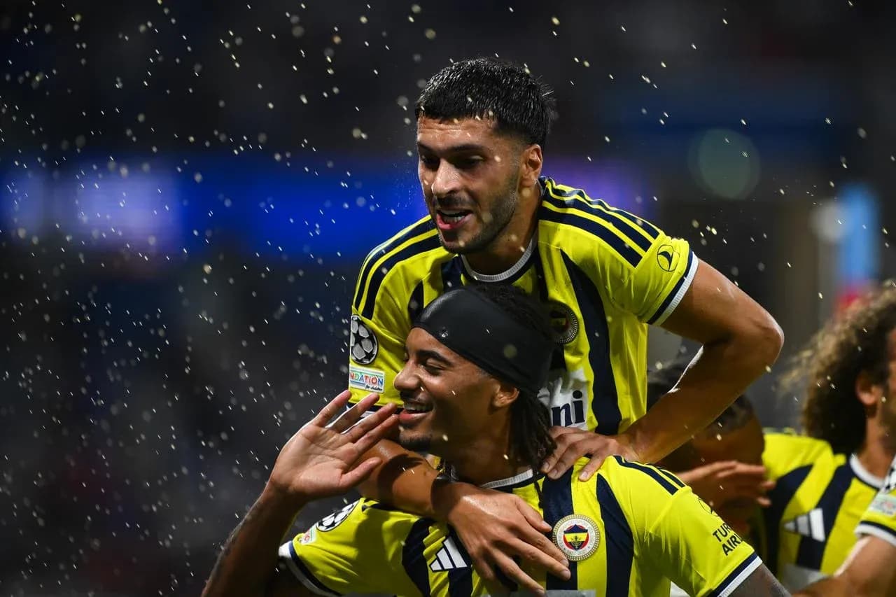 Fenerbahçe players celebrating a goal in UEFA match