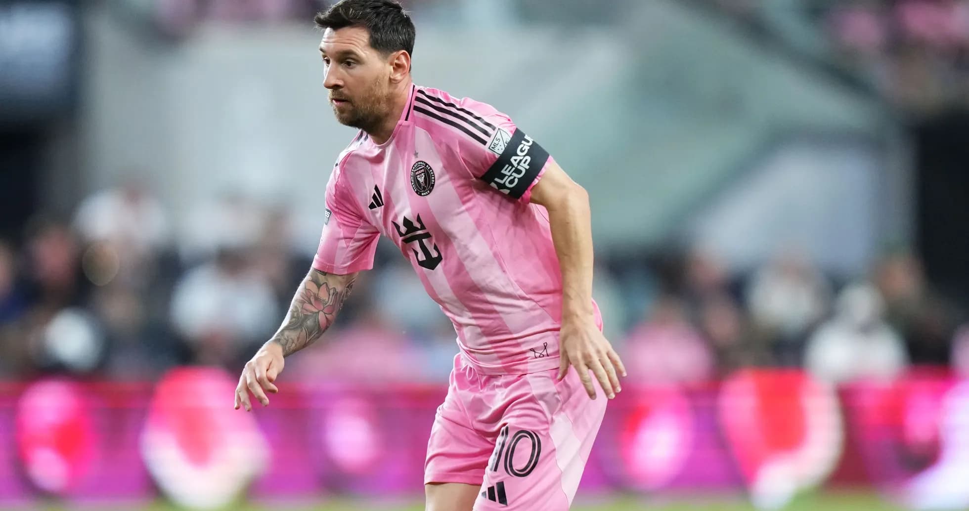 Lionel Messi in pink uniform during match
