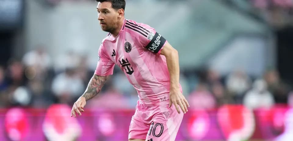 Lionel Messi in pink uniform during match