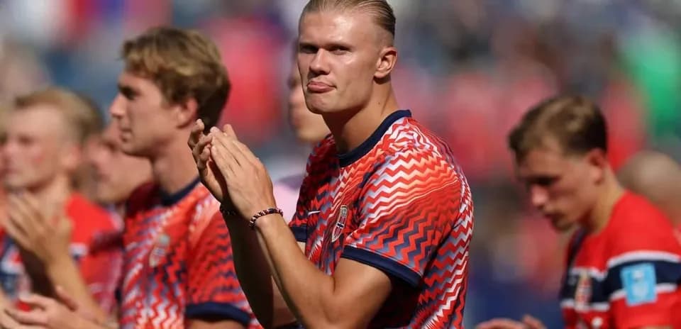 Norway players applauding fans before the match