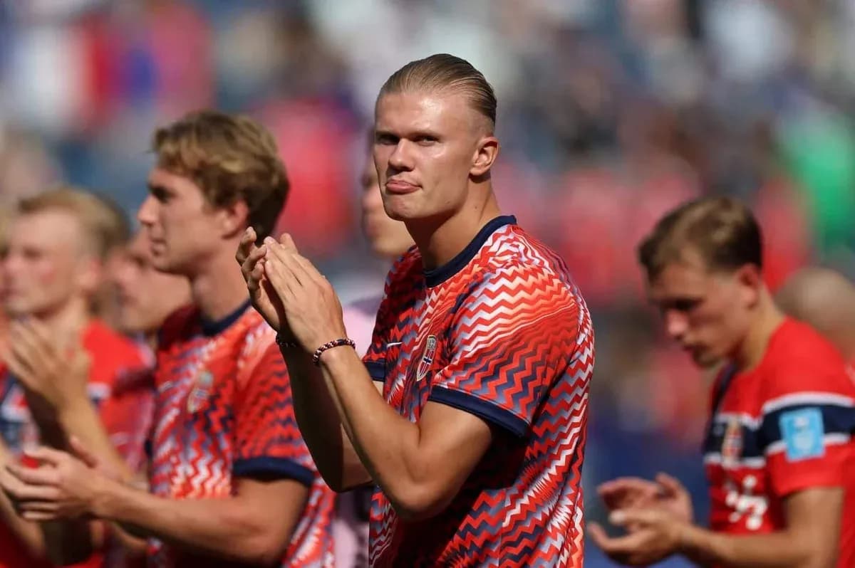 Norway players applauding fans before the match