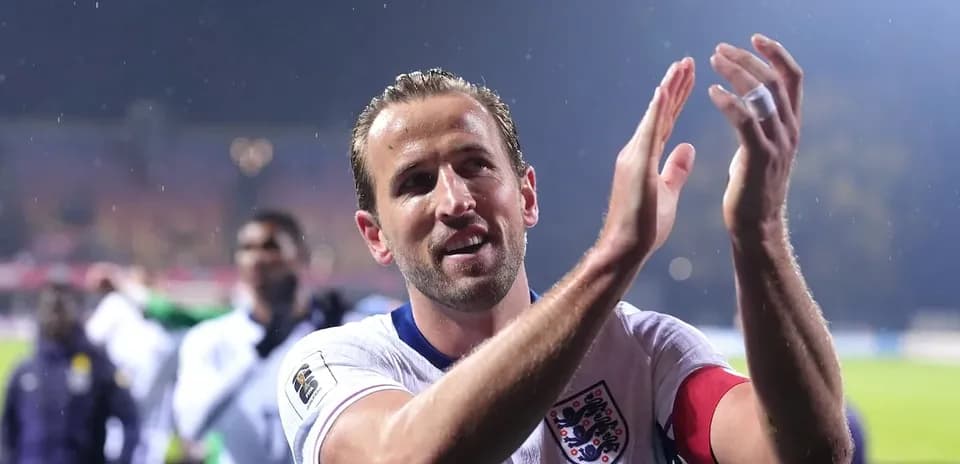 Player applauding fans after the match in rain