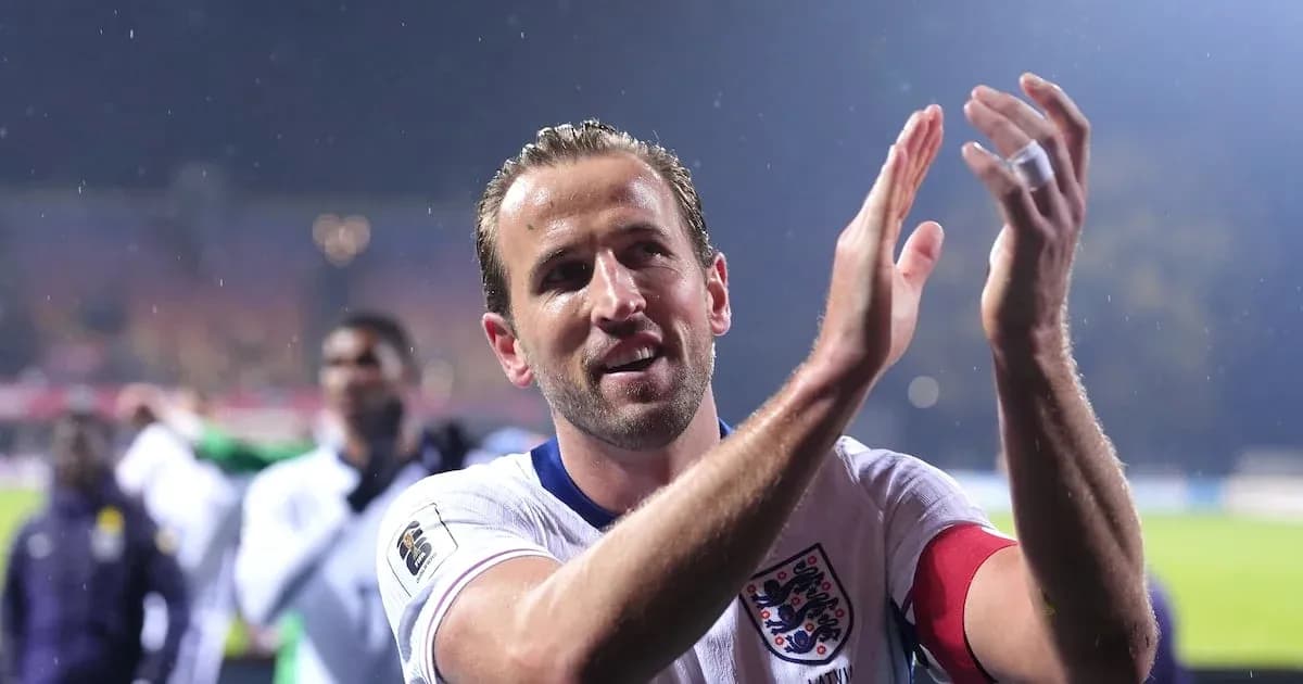 Player applauding fans after the match in rain