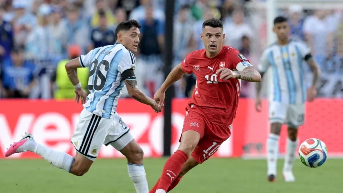 Argentinian and Swiss players competing for the ball
