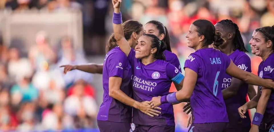 Orlando Pride players celebrating a goal