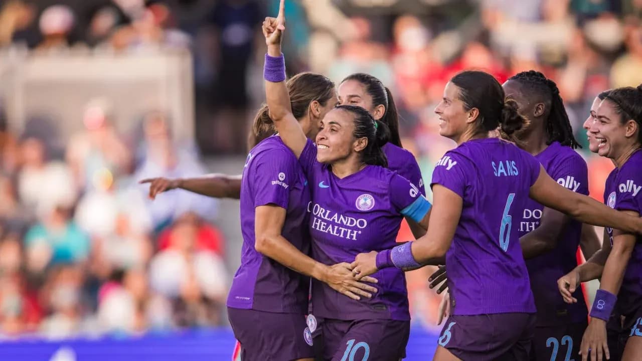 Orlando Pride players celebrating a goal