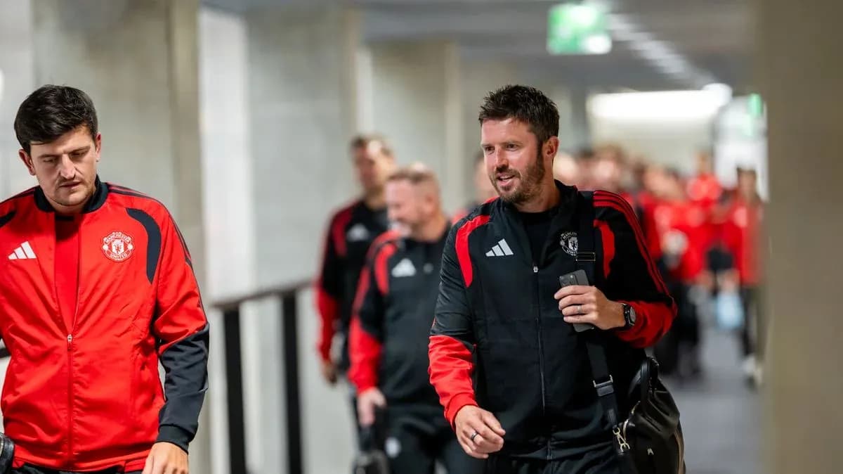 Manchester United team arriving in training attire