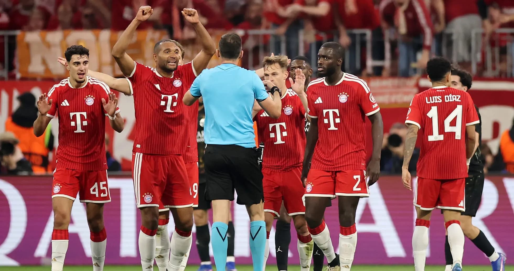 Bayern München players discussing with referee