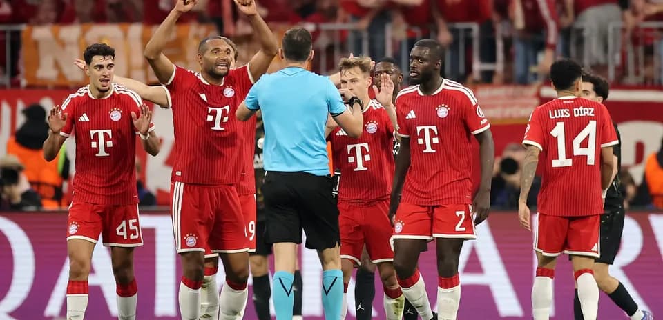 Bayern München players discussing with referee