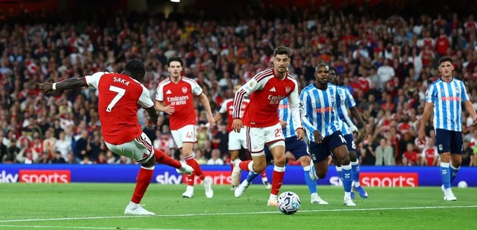 Saka taking a shot during Arsenal match