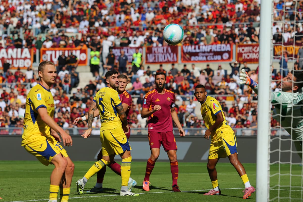 Players in action during Hellas Verona vs AS Roma match
