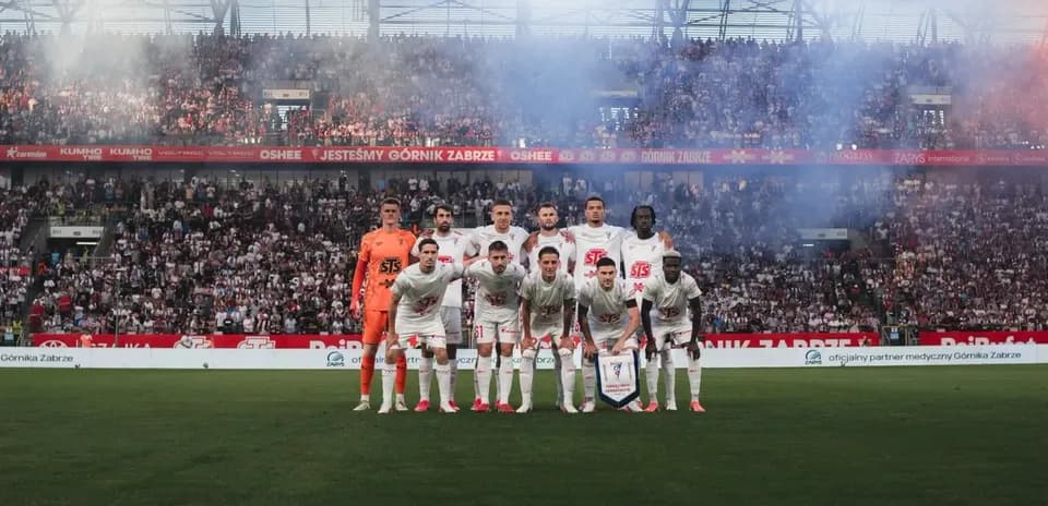Gornik Zabrze team posing before match