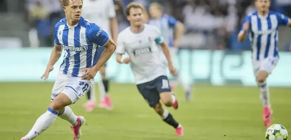 Lech Poznan player sprinting with ball during match