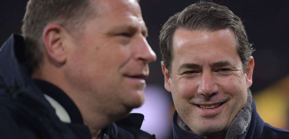 Two men talking on the sidelines during a match