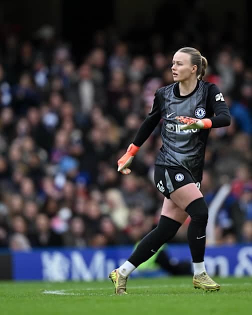 Chelsea goalkeeper preparing for play during match