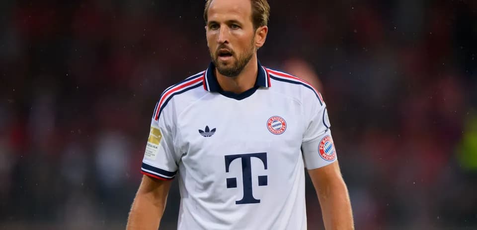 Player wearing Bayern Munich jersey on the pitch