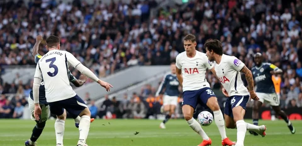 Tottenham players defending against an attacking opponent