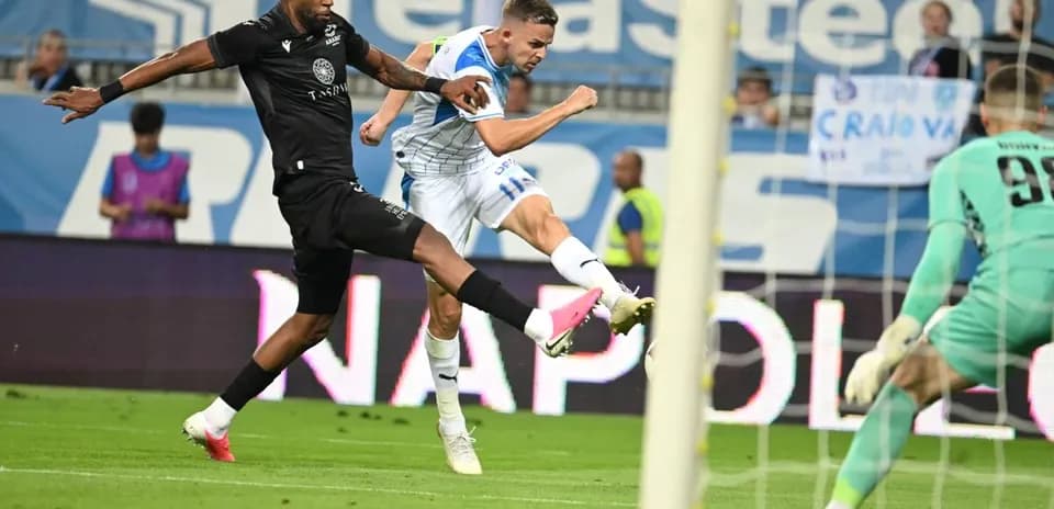 Universitatea Craiova player shooting on goal