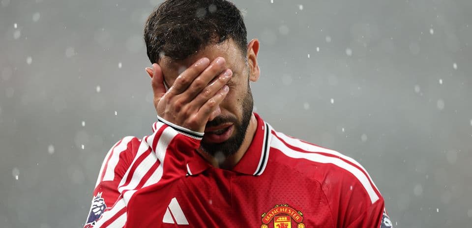 Player covering face during match in rain