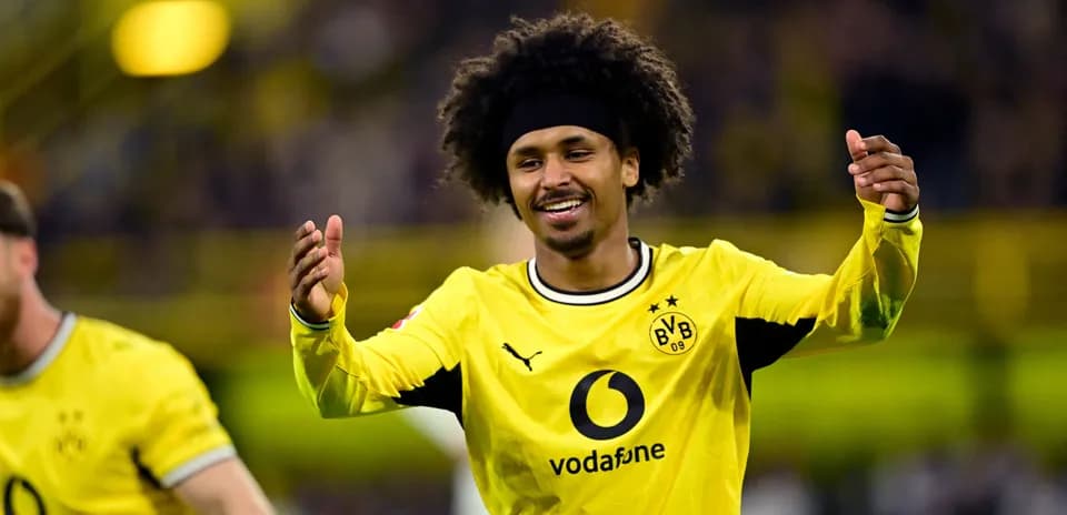 Borussia Dortmund player celebrating during match