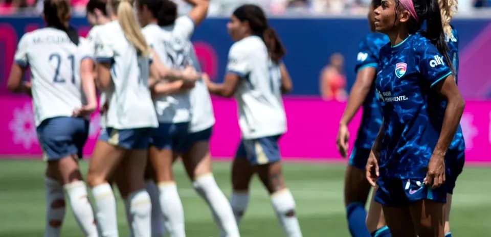 San Diego Wave players celebrating a goal