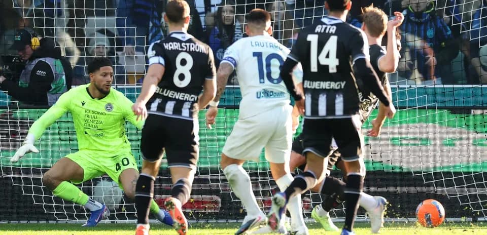 Goalkeeper saving shot during Inter vs Udinese match