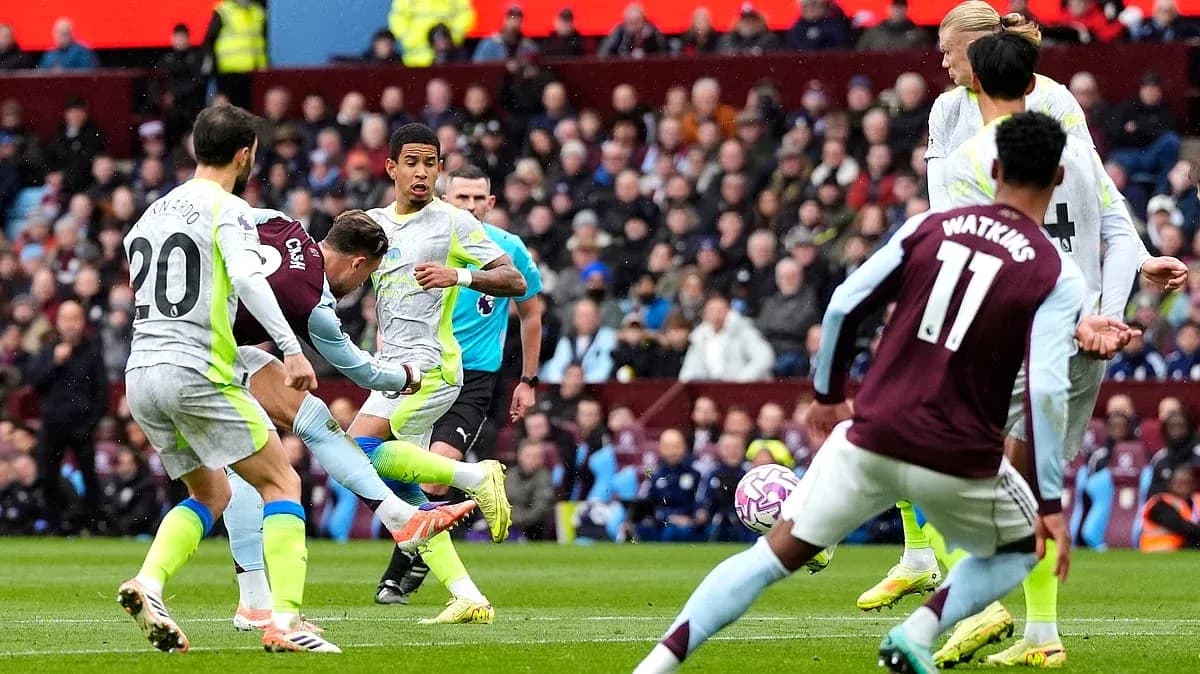 Players competing during Manchester City vs Aston Villa match