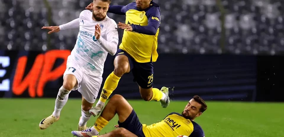 Player attempting to evade two opponents during match