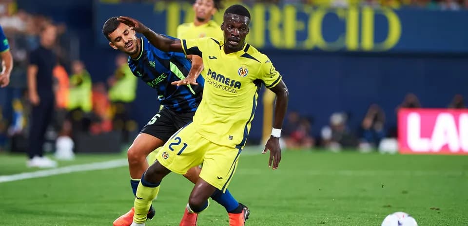 Player from Villarreal evading opponent during match