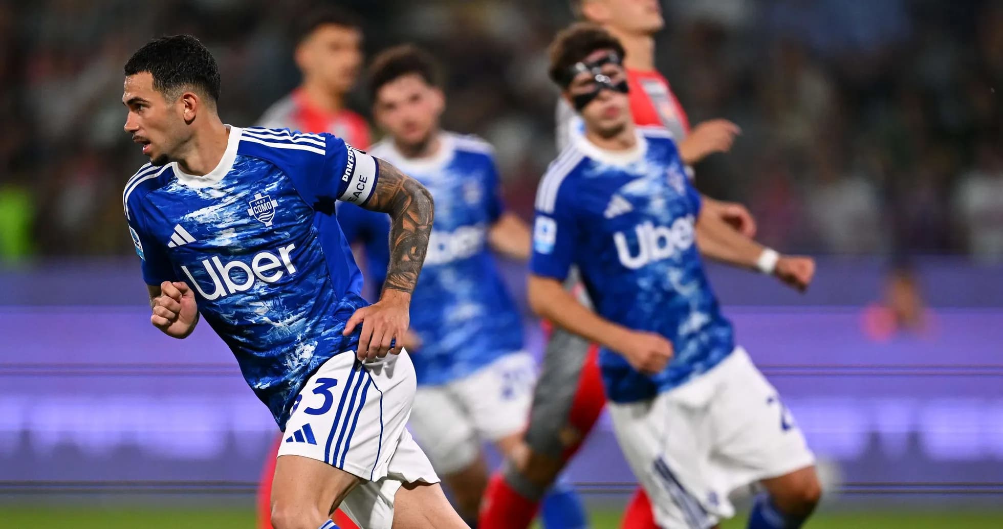 Como player celebrating during Serie A match