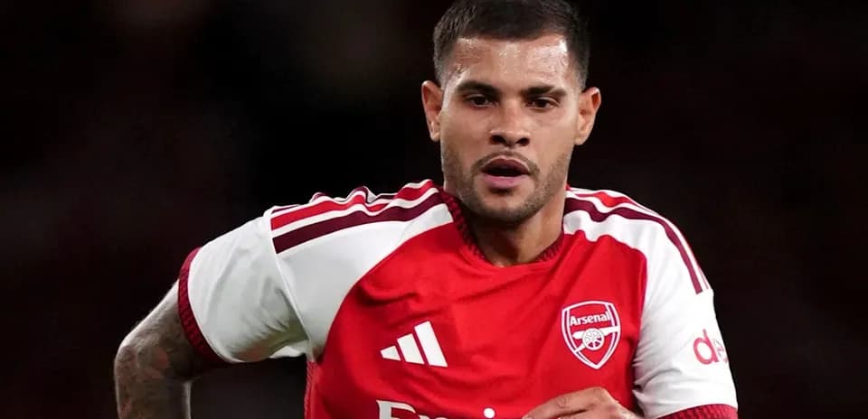 Player in Arsenal kit during match action