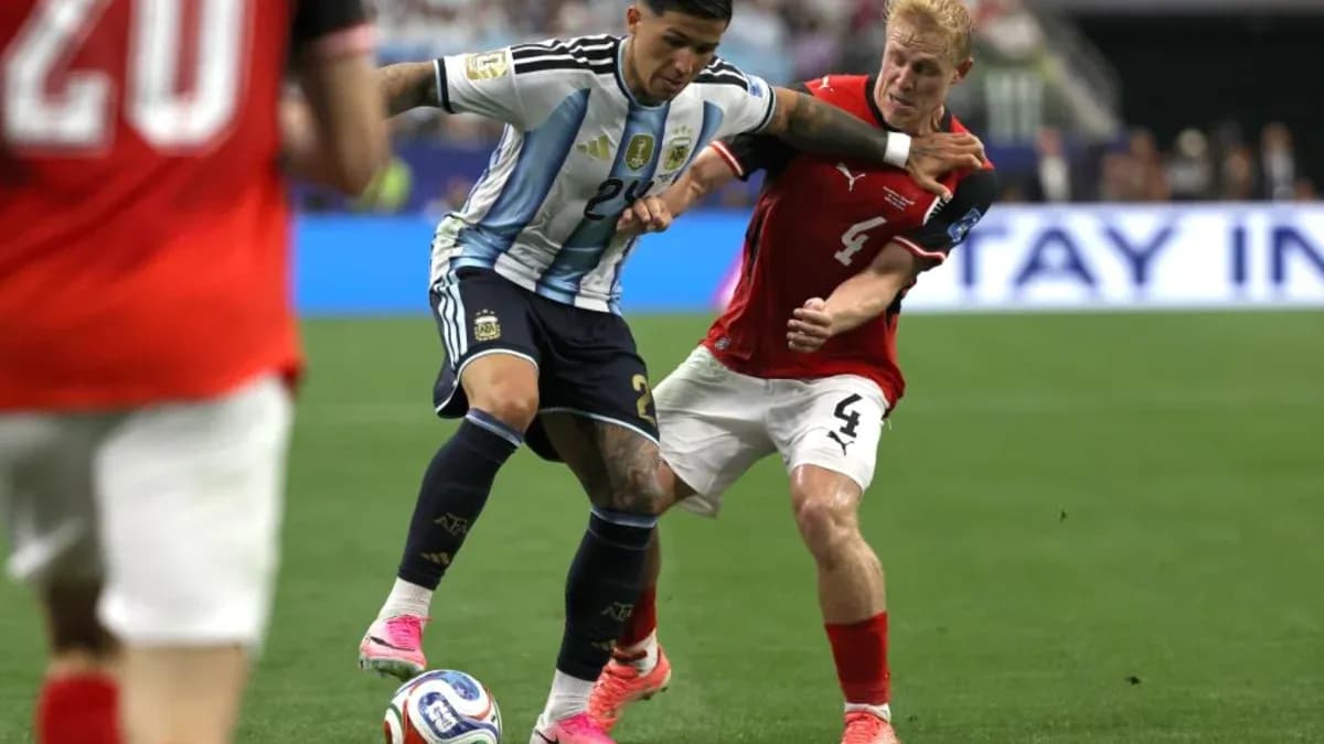 Argentinian player dribbling past Austrian defender