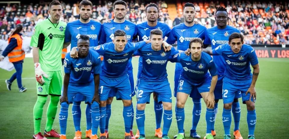 Getafe FC team lineup in blue jerseys