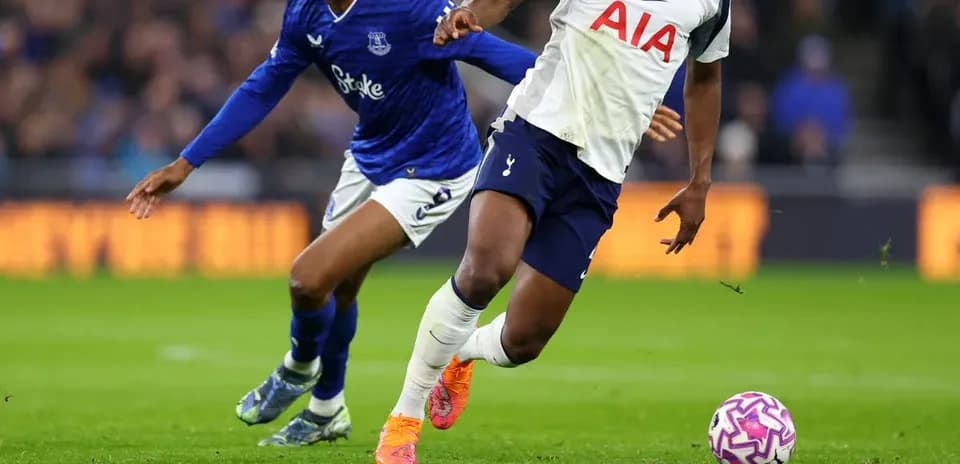 Tottenham player running with the ball against Everton