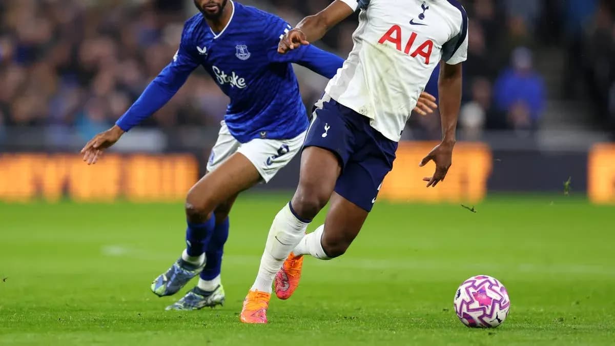 Tottenham player running with the ball against Everton
