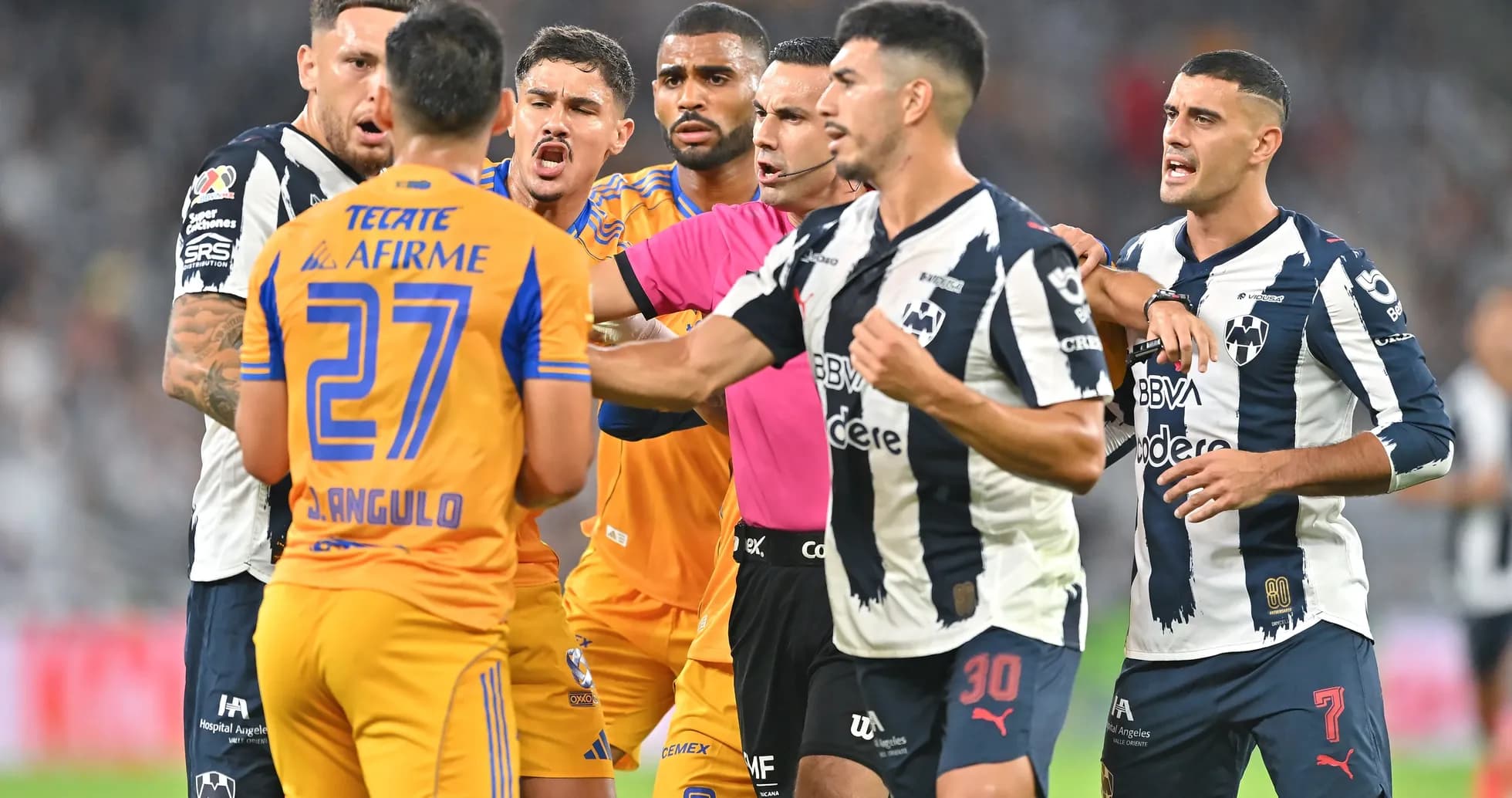 Players arguing during Monterrey vs Tigres UANL match
