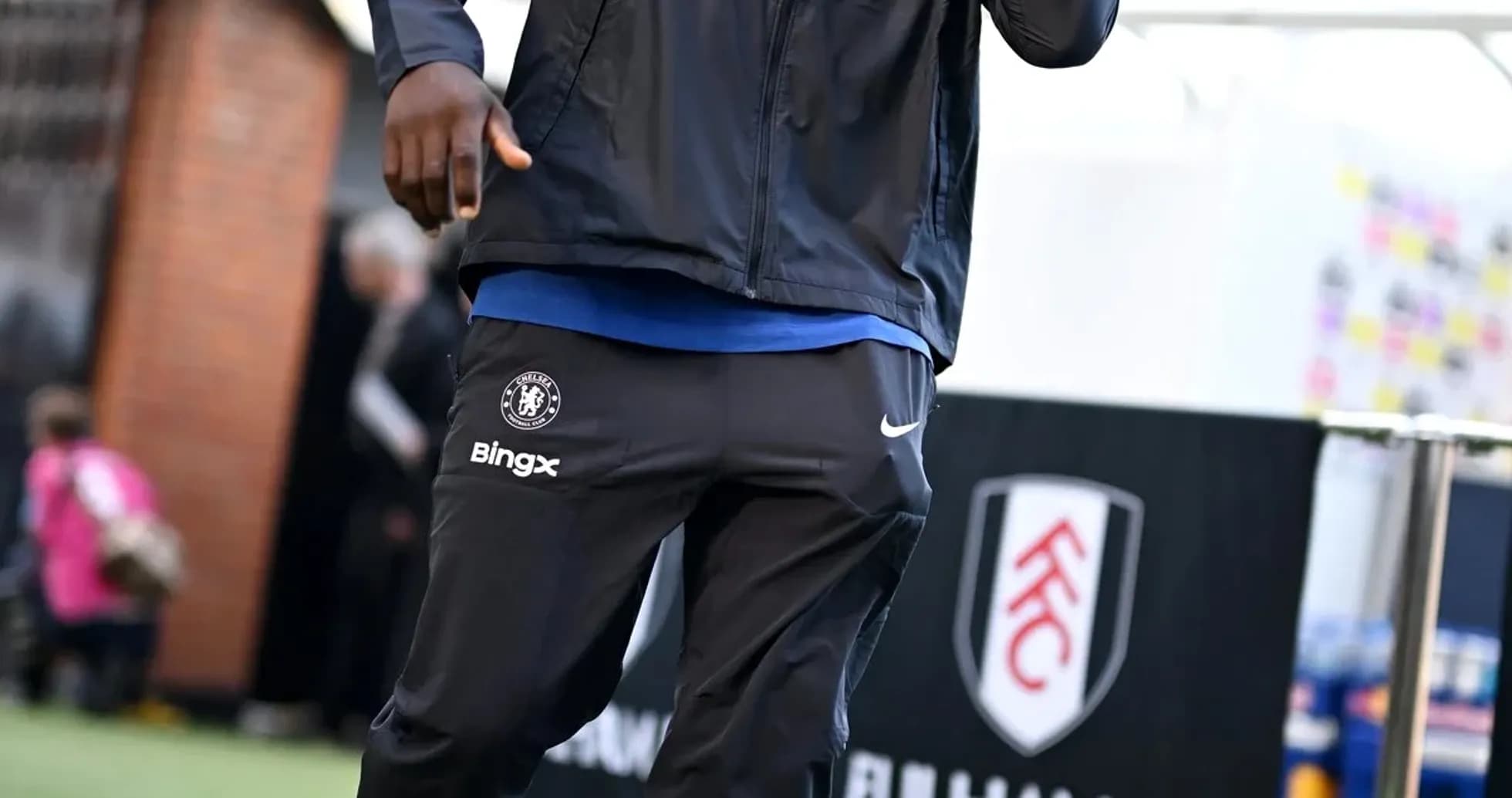 Player arriving at stadium in Chelsea training gear