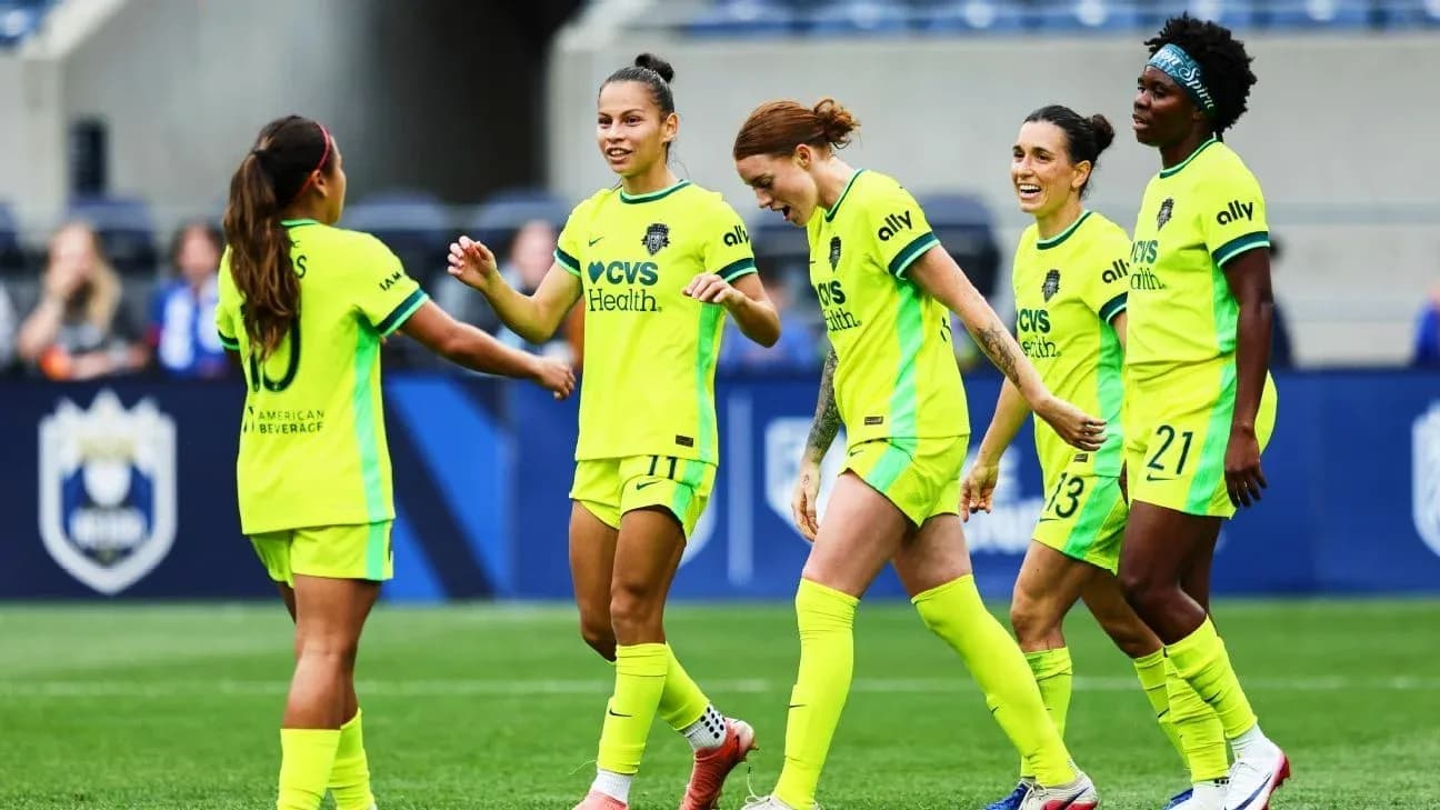 San Diego Wave players celebrating on the field
