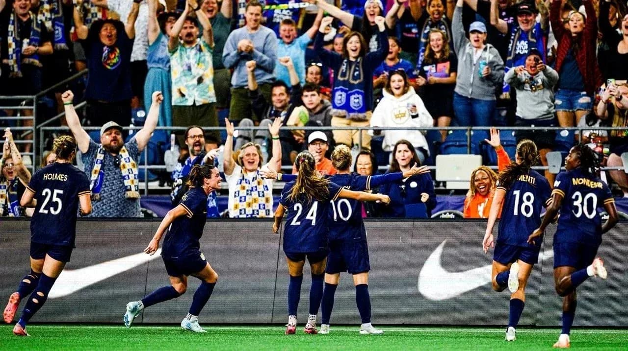 Seattle Reign FC celebrating a goal