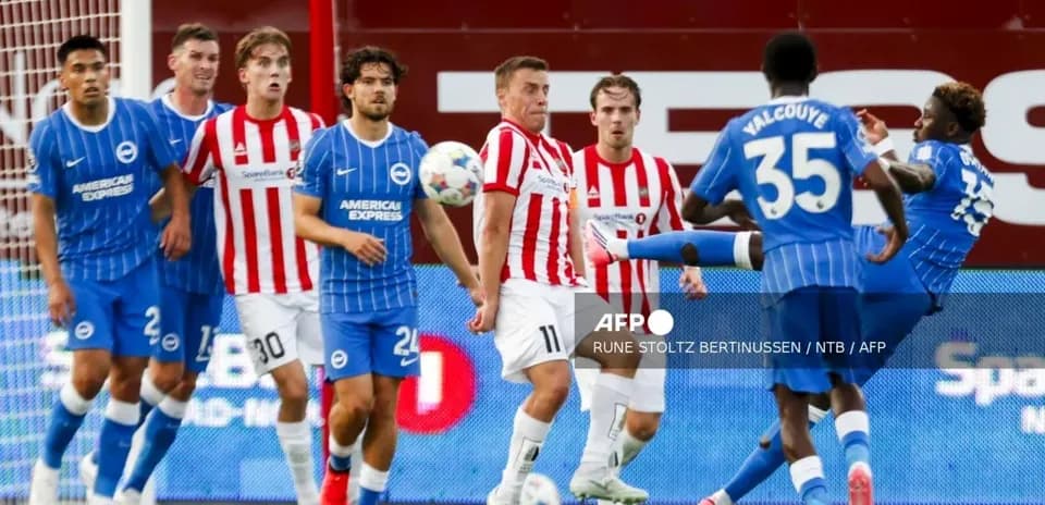 Players from Brighton and Brentford during a match