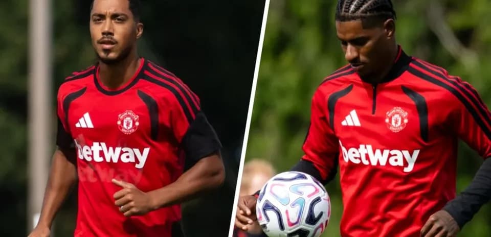 Two players training in Manchester United jerseys