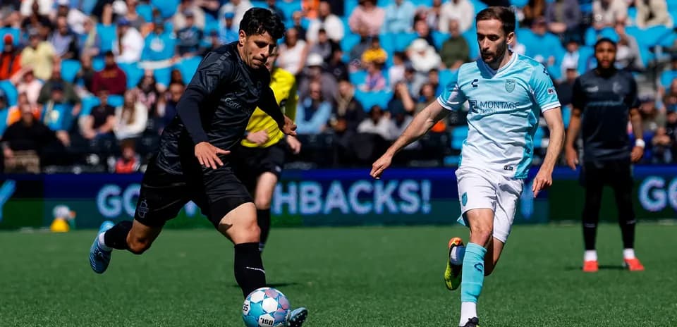 Monterey Bay player dribbling the ball against Loudoun United