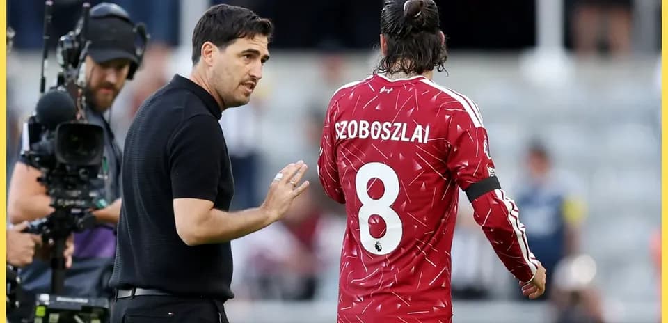 Coach speaking to player Szoboszlai during match