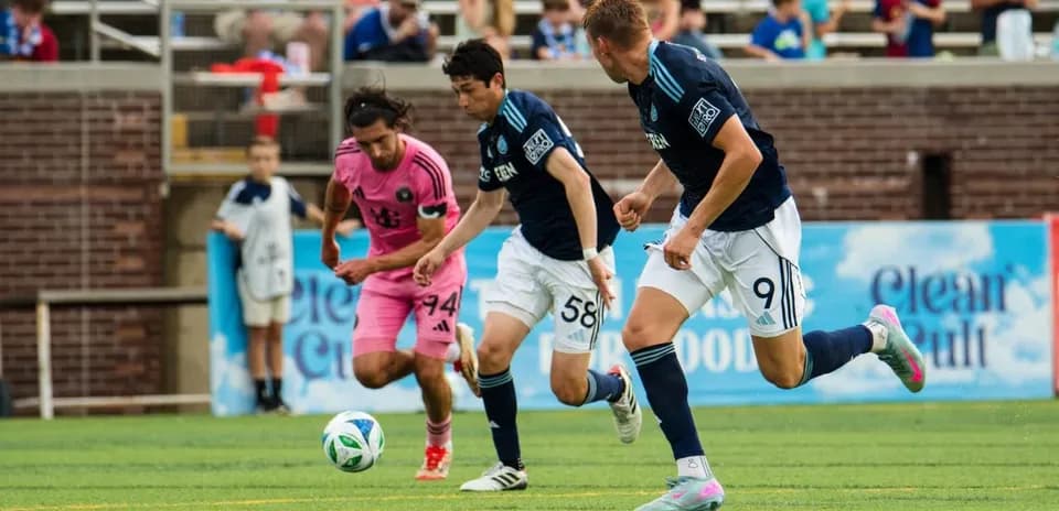 Chattanooga players chasing the ball against Inter Miami II
