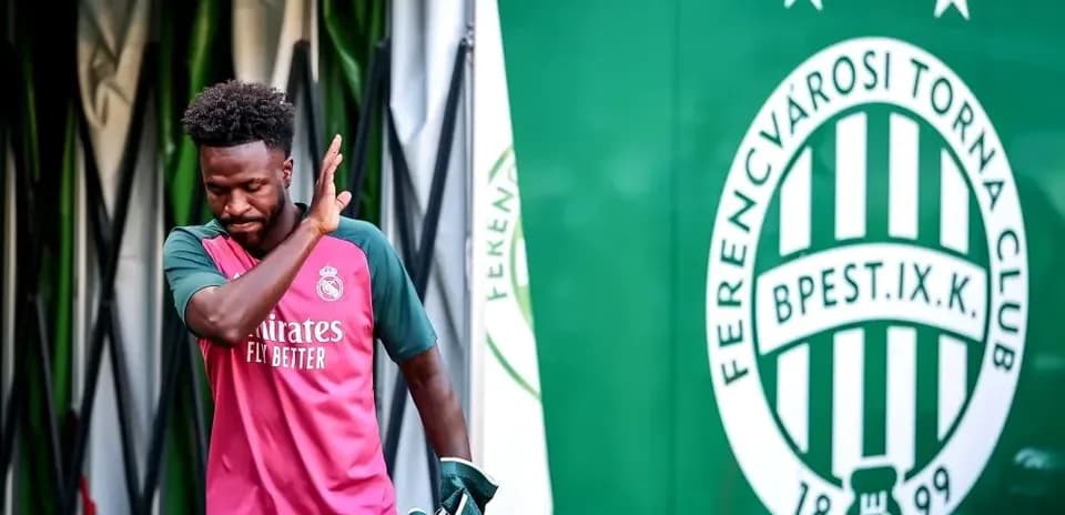 Player walking past Ferencvárosi Torna Club logo