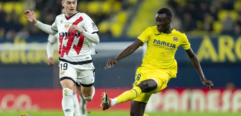 Rayo Vallecano player challenges Villarreal opponent