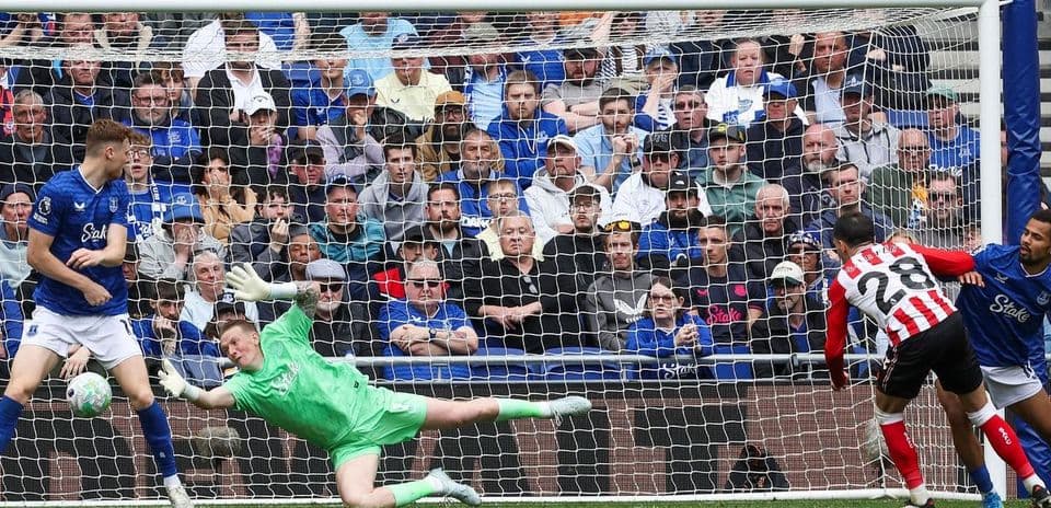 Penalty kick during Everton vs Sunderland match