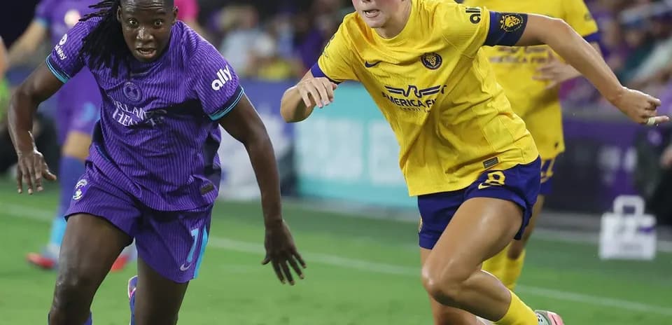 Players competing during Orlando Pride vs Houston Dash match