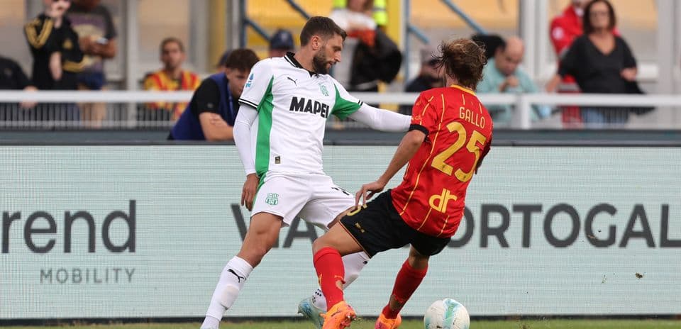 Sassuolo player tackles Lecce player during match