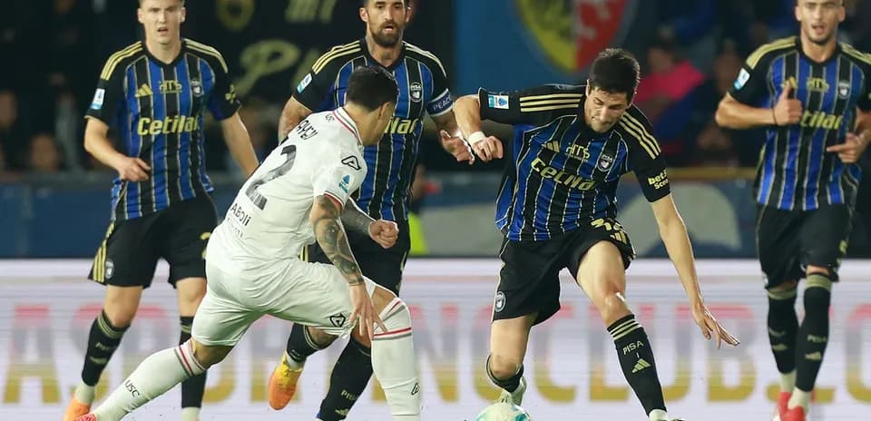 Cremonese players defending against Pisa attack